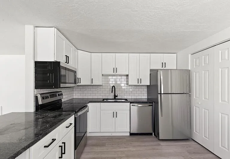 1027 S Beeman St — Photo 2