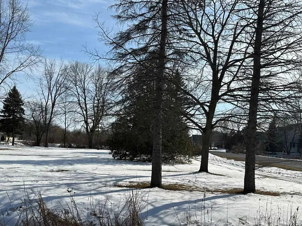 5290 Chesapeake Ct, Oshkosh, WI 54901