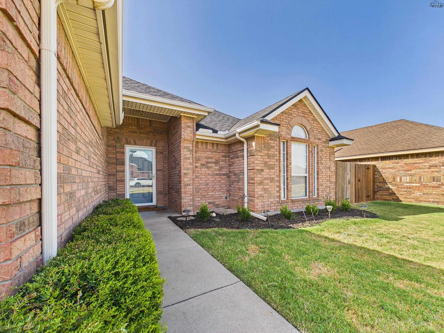 3 bed, 2.0 bath, 1527 sqft, $2,400 — Photo 4