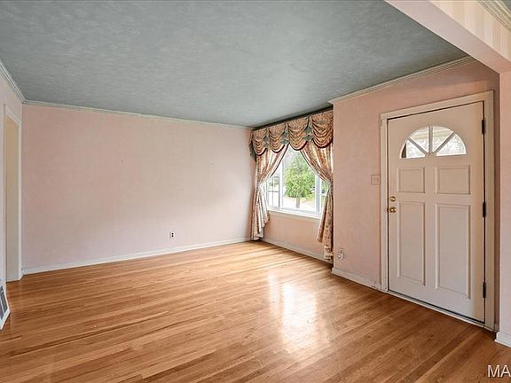 5th image of 10521 Saint Henry Ln