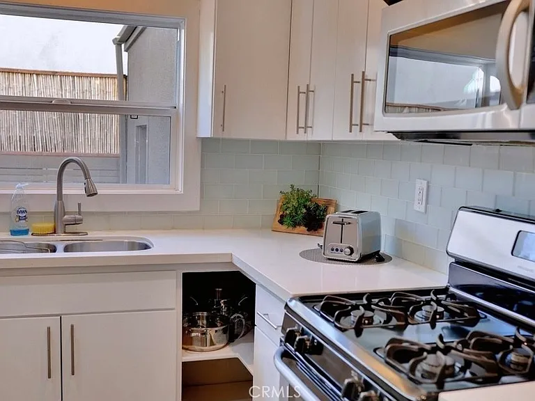 5150 Romaine St — Photo 9