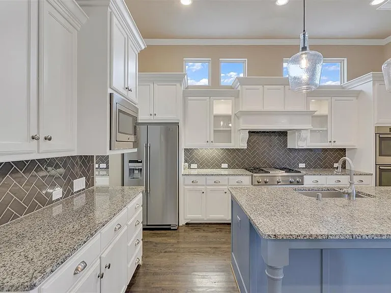 7336 Champagne Dr — Photo 11
