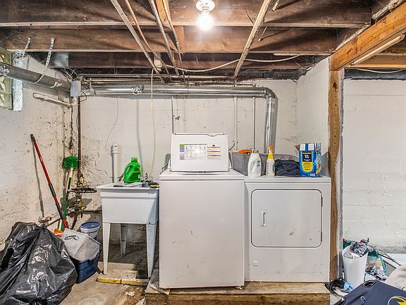 3rd image of 852 Brookwood Pl