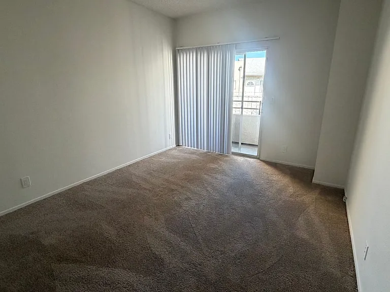 Farmdale Court Apartments — Photo 11