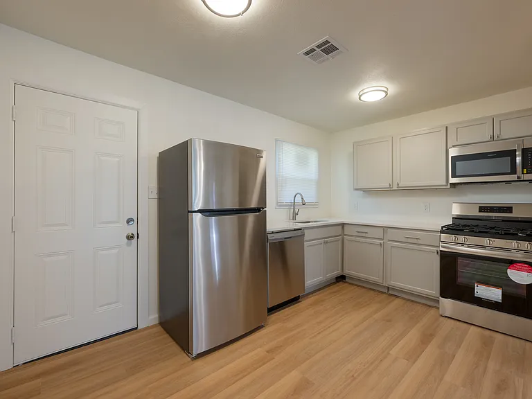 511 E Grumman Dr — Photo 7