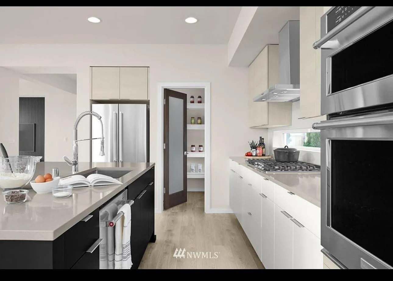 4 bed, 2.5 bath, 2690 sqft, $3,869 — Photo 3