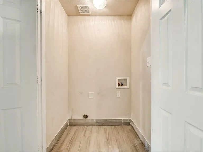 952 Bentwood Trl — Photo 11