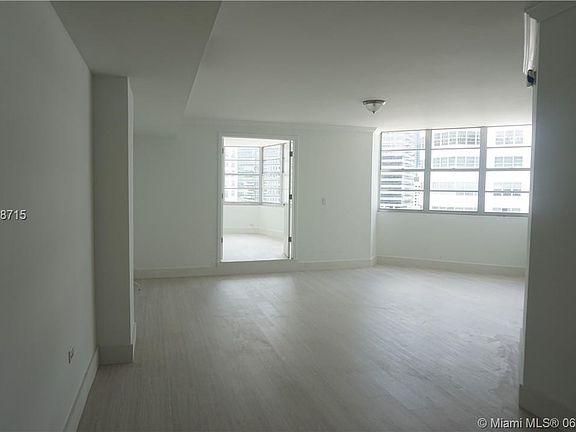 4th image of 998 Brickell Bay Dr #1205