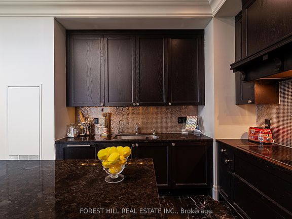 4th image of 311 Bay St #3901