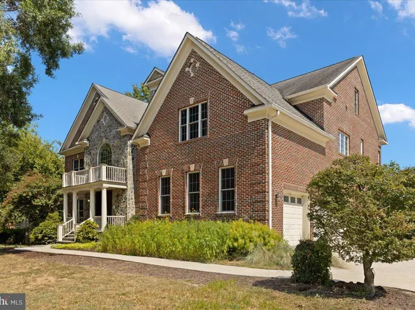 8813 Oak Leaf Dr, Alexandria, VA 22309