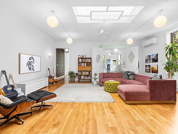 2nd image of 431 E 6th St APT 3