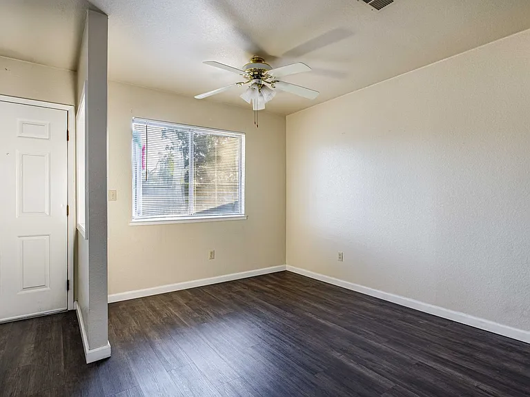 1229 W Roseburg Ave — Photo 26