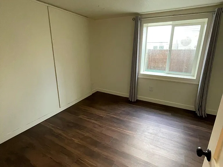 404 SE 83rd Ave — Photo 3