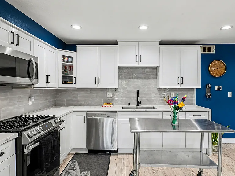 2700 Cahuenga Blvd E #1203 — Photo 4