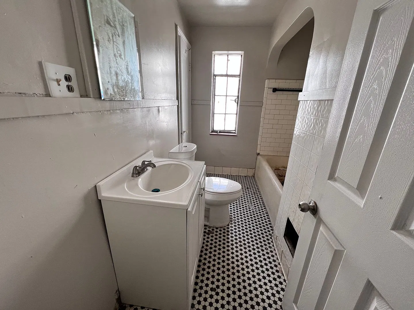 3 Bedroom 1 Bath Home in Detroit — Photo 2