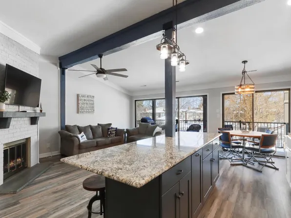 33 Abbey Villa CIRCLE #33F, Fontana, WI 53125