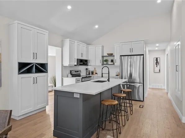 1041 Shepherds Dr, Burlington, ON L7T 3R4