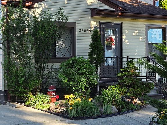 3rd image of 27039 Alden St