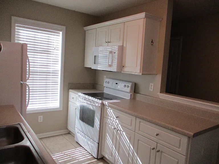 1219 Longpoint Dr — Photo 3