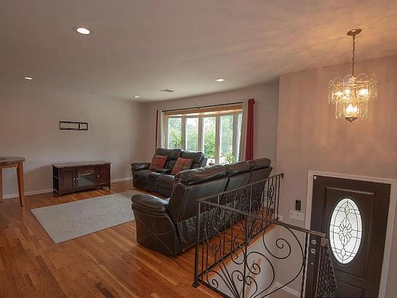 2nd image of 8 Howard St