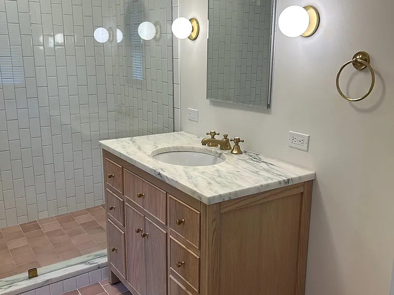 Primary en suite bathroom