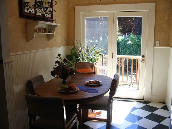Kitchen eating area