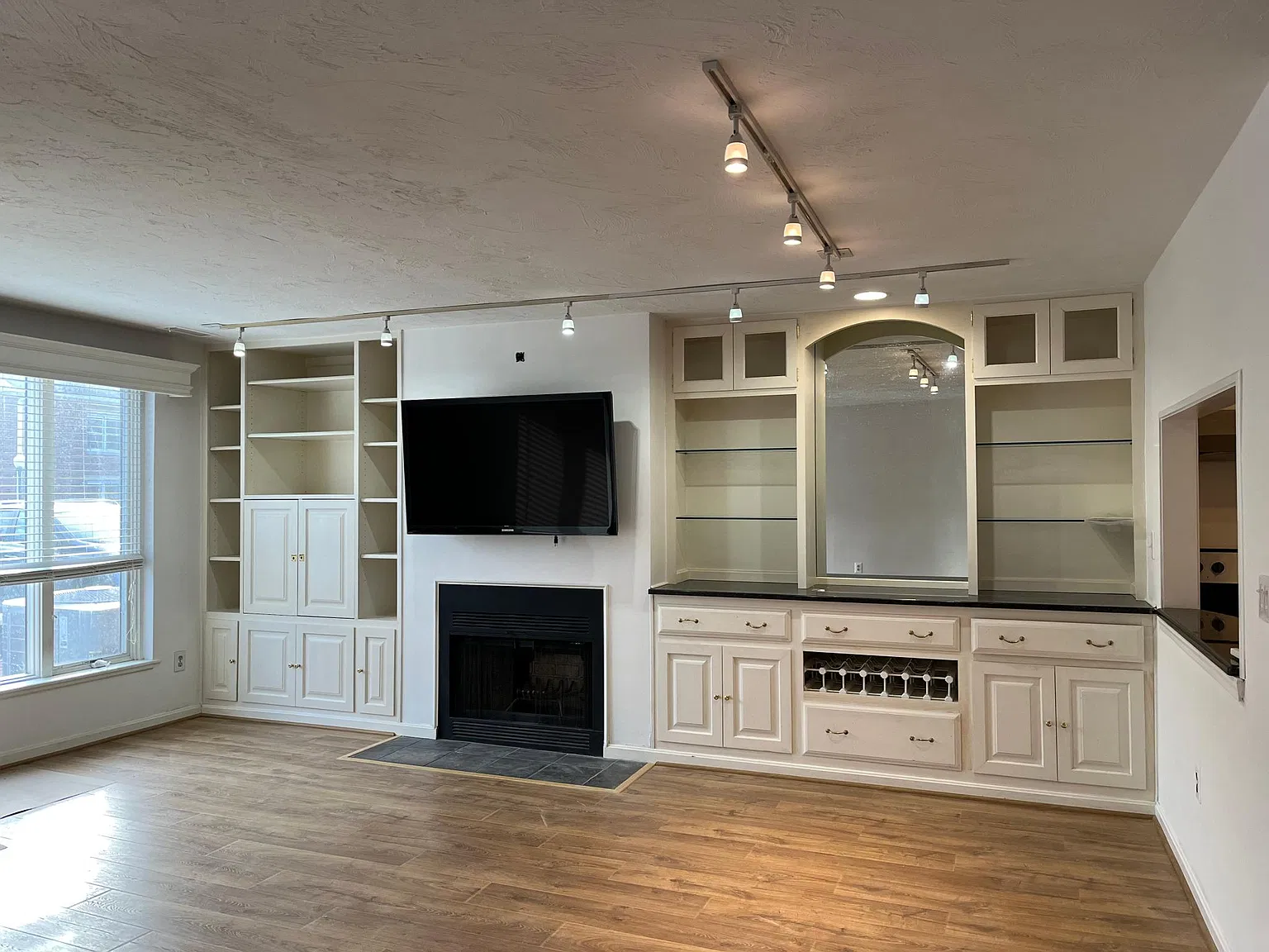 164 Quincy Shore Dr — Photo 1