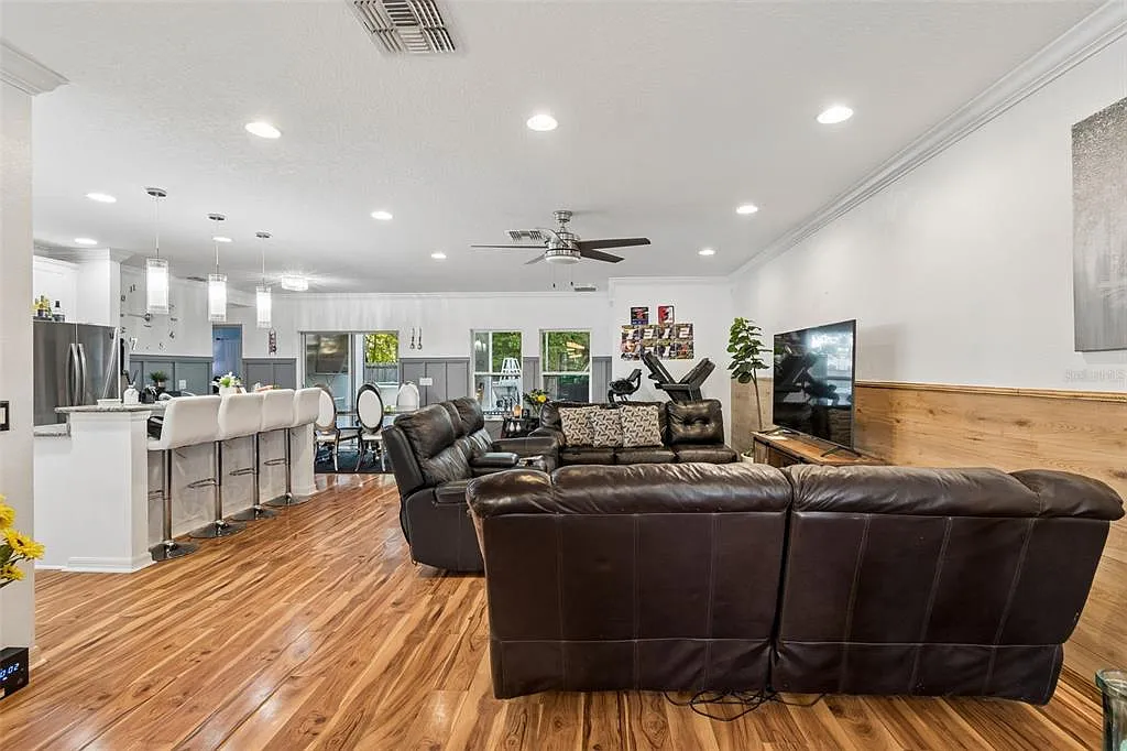 4 bed, 3.0 bath, 2574 sqft, $2,300 — Photo 4