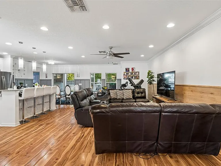 13046 Linden Dr — Photo 4