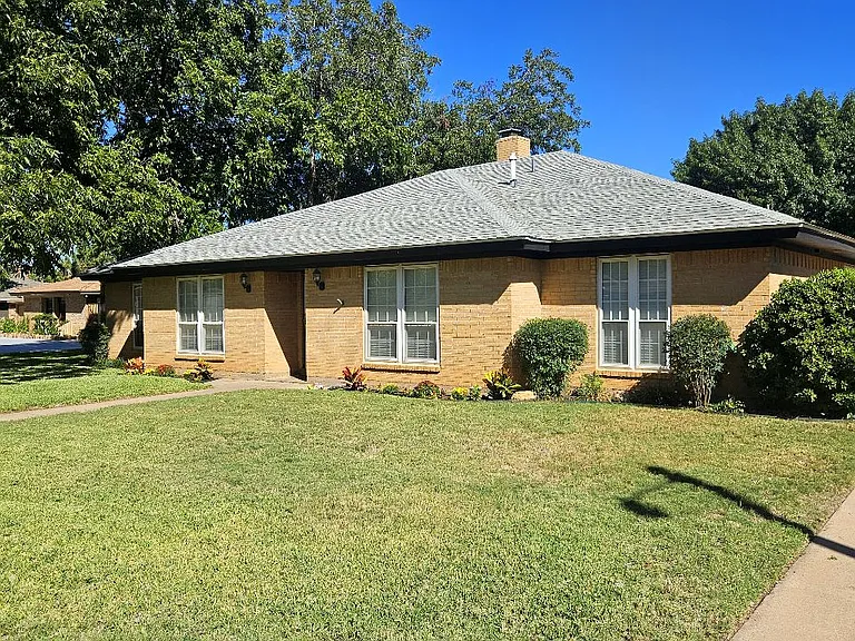 2418 Helena Cir — Photo 1