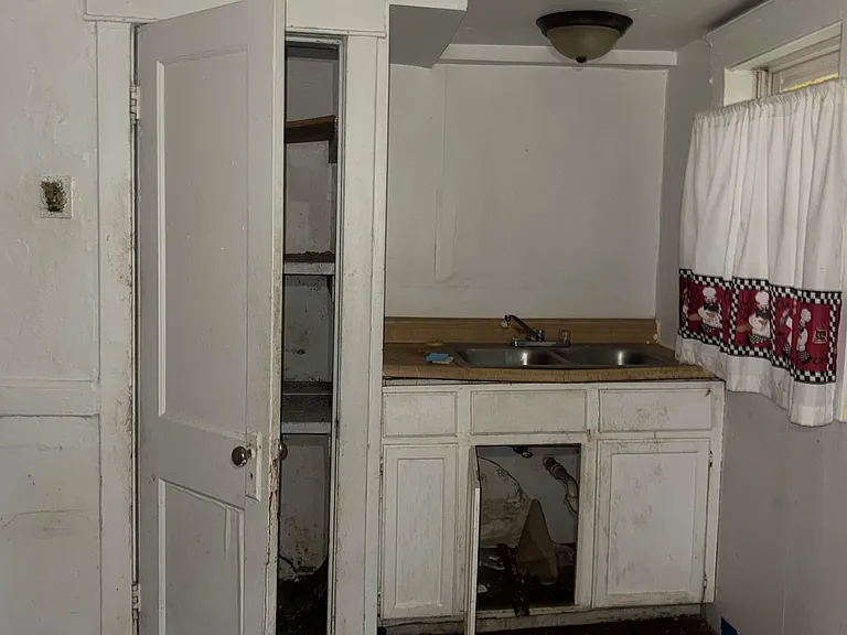 3738 Sylvan Pl — Photo 6