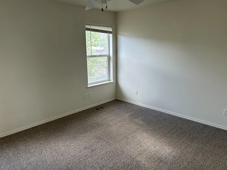 954 Woodhaven Dr — Photo 7