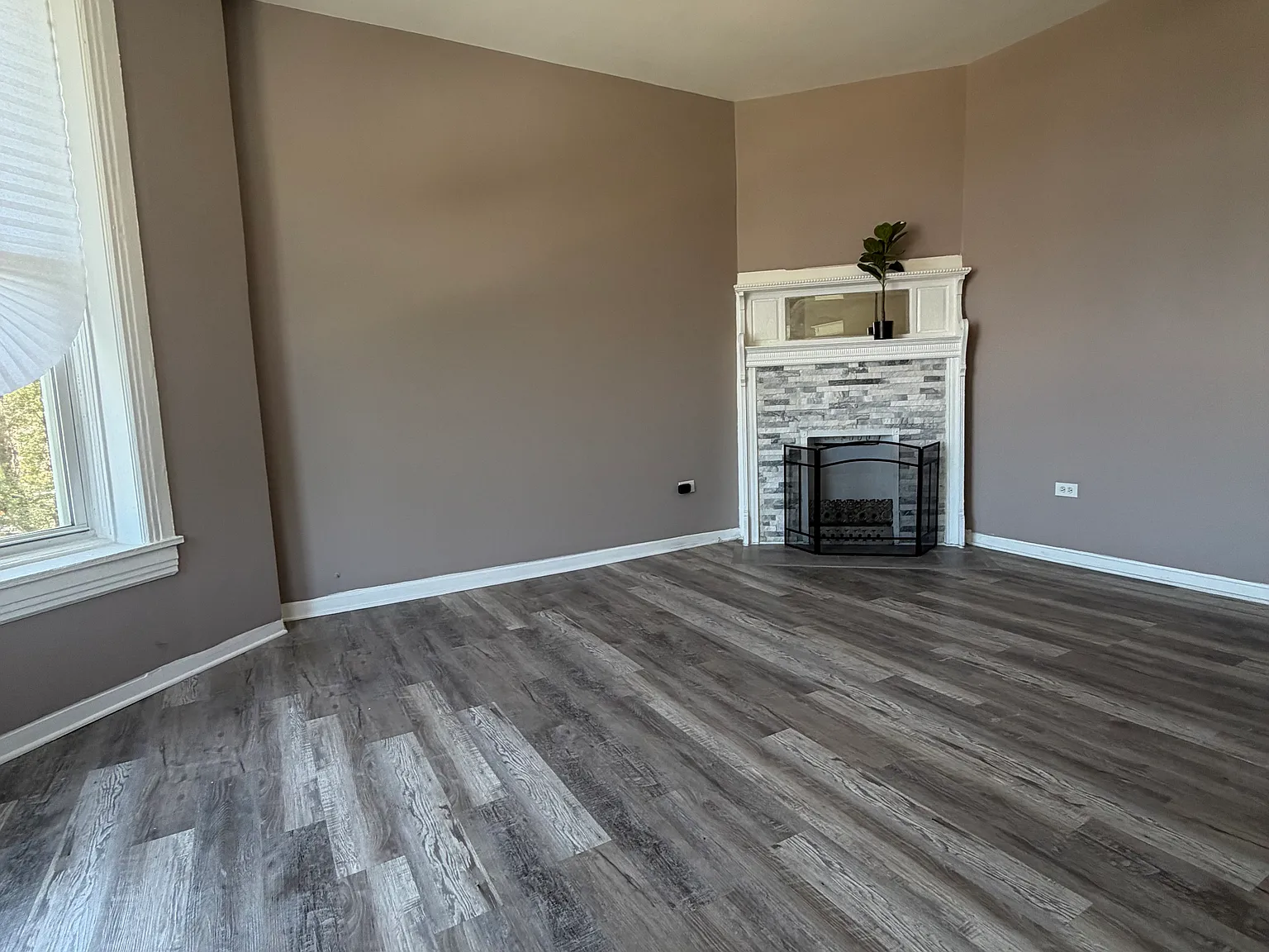 3 bed, 1200 sqft, $1,900 — Photo 3