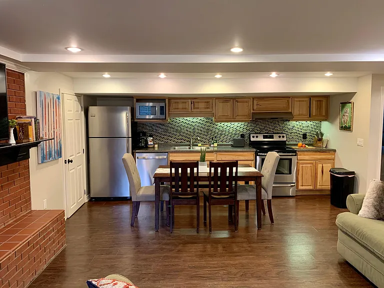 1146 Poly Dr — Photo 2