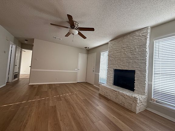 3rd image of 406 Parkhill Cv