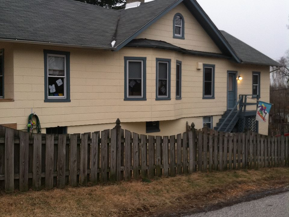 2nd image of 1001 Arran Rd