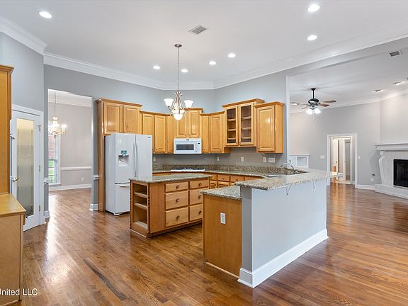 4th image of 2355 Cumberland Dr