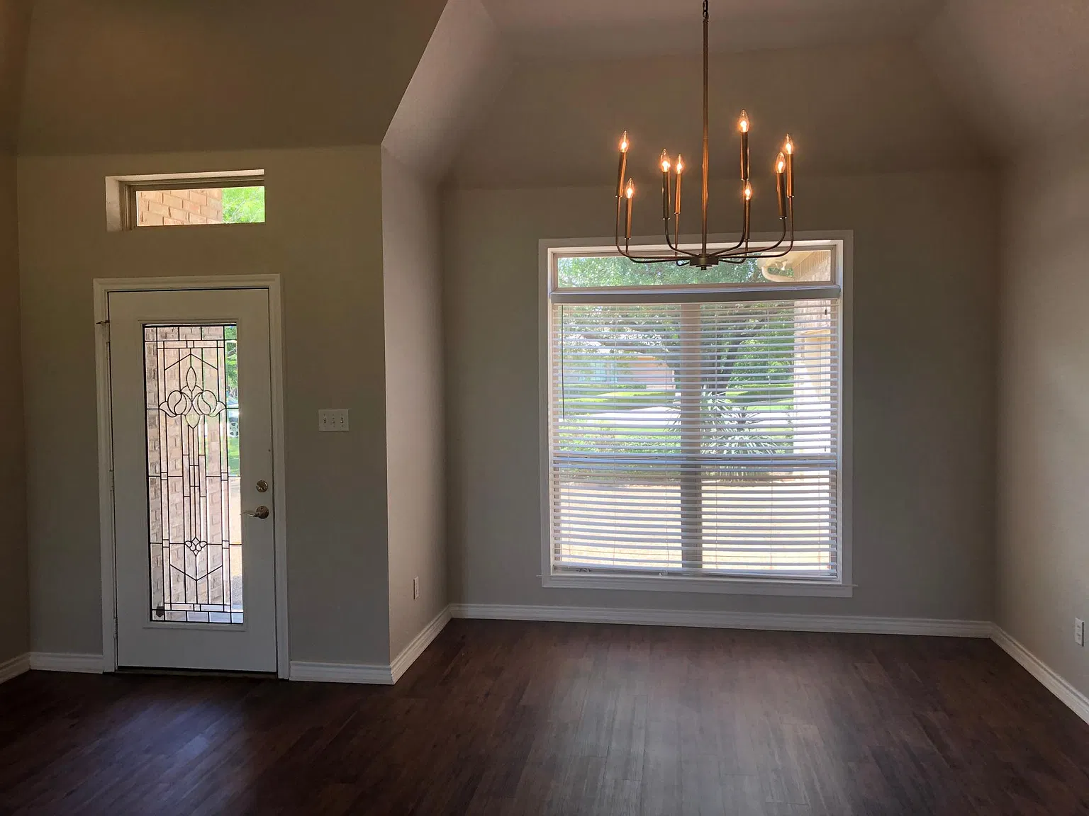 3 bed, 2.5 bath, 1904 sqft, $2,400 — Photo 2