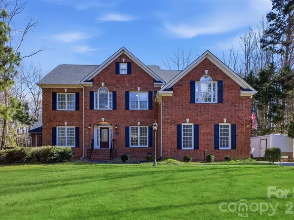 4425 Glen Oaks Dr, Matthews, NC 28104