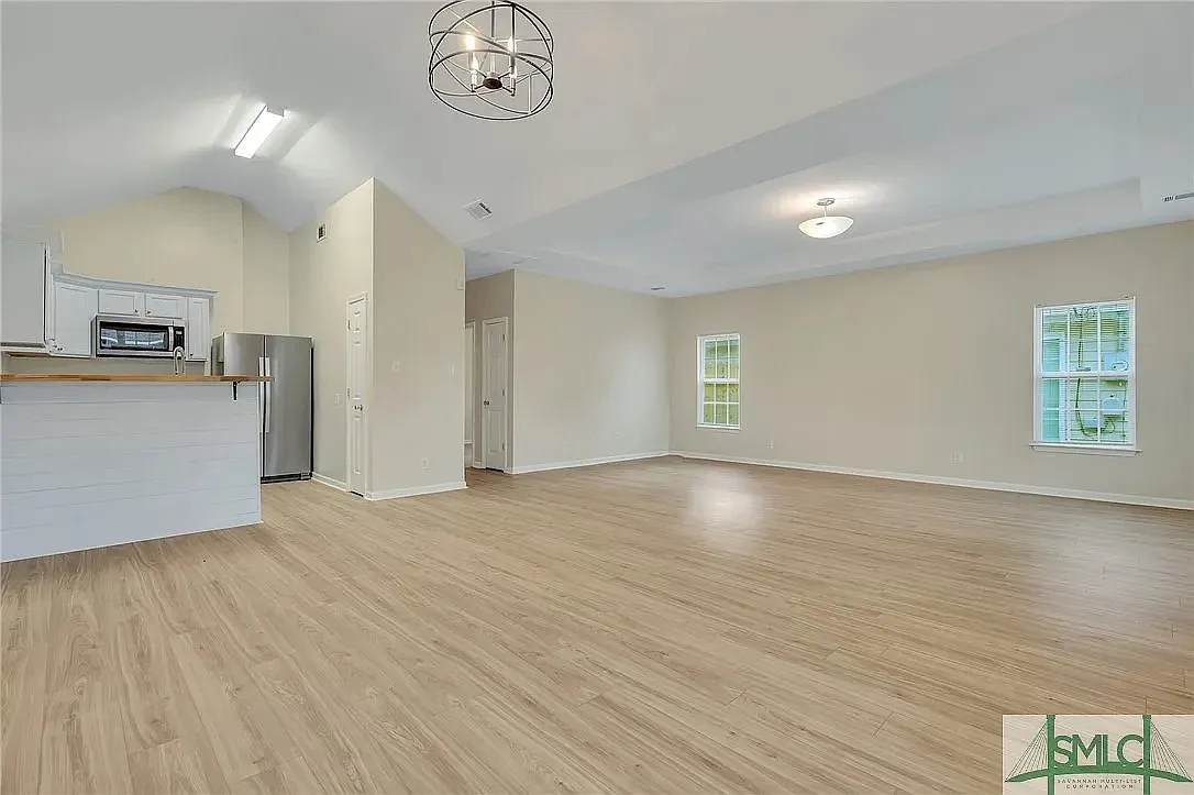 3 bed, 1350 sqft, $2,400 — Photo 4