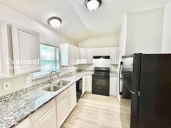 3rd image of 152 Creek Cove Dr