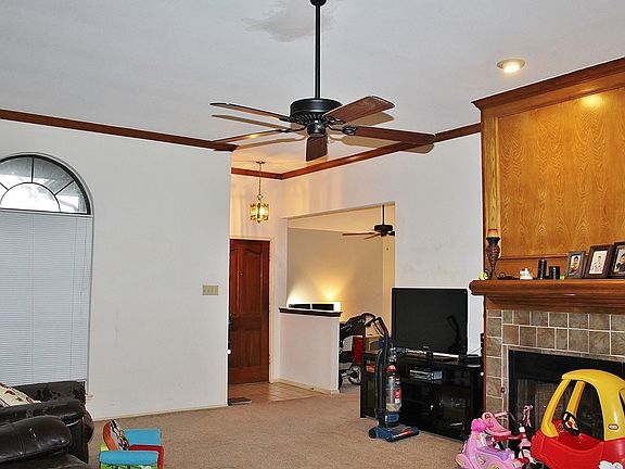 3rd image of 913 Manor Dr