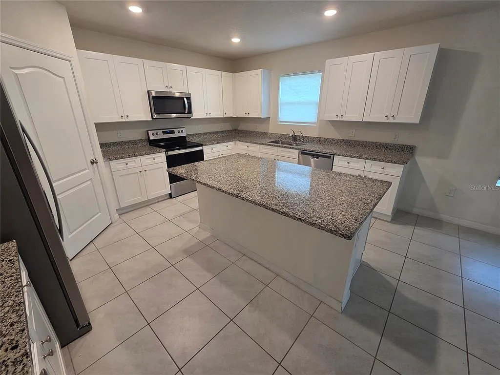 4 bed, 3.5 bath, 2736 sqft, $2,500 — Photo 2