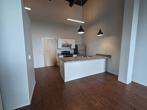 4th image of 832 Commercial St #108