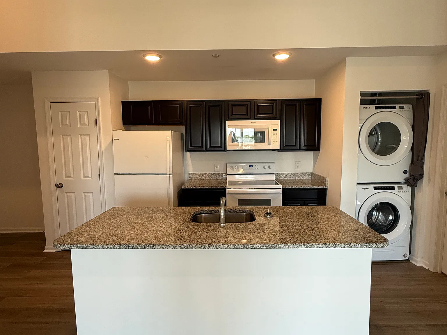 2 bed, 900 sqft, $2,200 — Photo 2