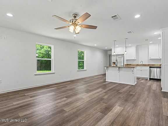 3rd image of 570 Mill St