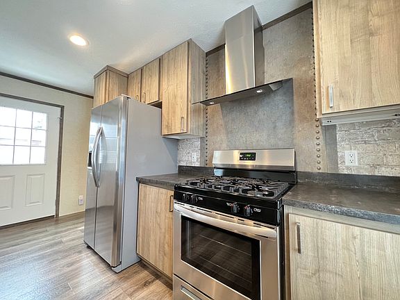 5th image of 875 W Grand River Ave #46