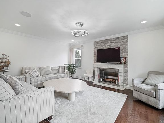 4th image of 812 North Broadway
