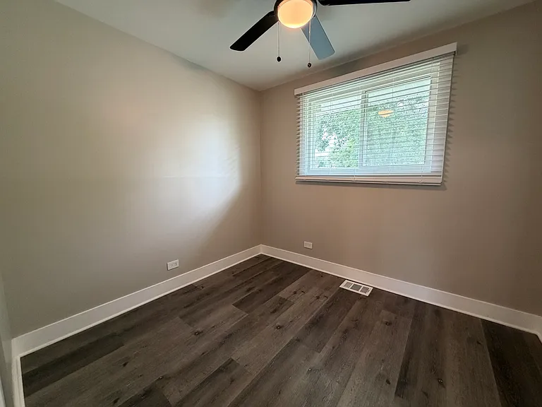 527 W 16th Pl — Photo 15