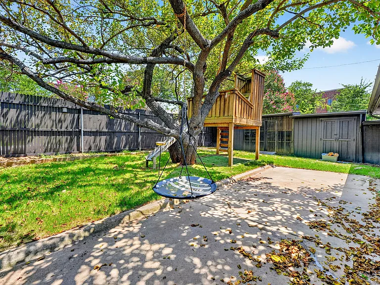 505 Whittle Way — Photo 32